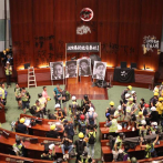 Manifestantes toman parlamento de Hong Kong con la intención de quedarse