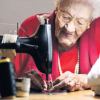 Con 101 años cose a máquina, enhebra agujas y juega dominó