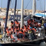 Barco con migrantes llega a isla de Lampedusa y elprimer ministro Matteo Salvini prohíbe los desembarcos