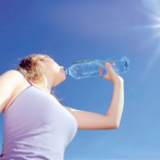 Cardiólogo aconseja ingerir mucha agua por calor