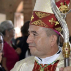 Obispo usa agua bendita contra la violencia en Colombia