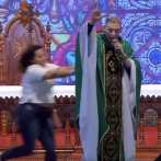 Video: Mujer empuja y tira de tarima a sacerdote brasileño en plena misa
