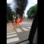 Video: Se incendia vehículo en alrededores de Plaza de la Cultura