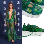 Versace convierte en tenis el famoso vestido verde de Jennifer López