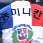 Beisbolista surcoreano se vistió con la bandera dominicana durante juego de la liga coreana