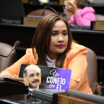 Diputadas acuden a sesión con pancartas en apoyo a Danilo Medina