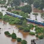 Rescatan a 700 pasajeros de tren inundado por un monzón