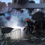 Policía disuelve a palos y gases manifestación prohibida en Hong Kong