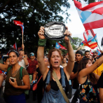 Puertorriqueños se reúnen cerca a Gobernación a espera de salida de Rosselló