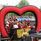 Amsterdam festeja Orgullo gay con desfile en los canales
