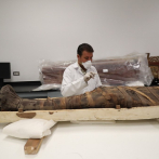 Egipto exhibe la restauración del sarcófago dorado de Tutankamón