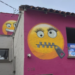 Vecinos molestos por emojis pintados en casa de California