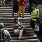 Prohíben sentarse en la escalinata de la Plaza de España en Roma