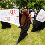 Islamistas y feminista en Holanda protestan contra la prohibición del burka