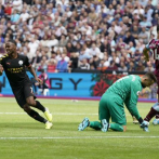 Raheem Sterling marca tres goles y el Man City debuta con triunfo