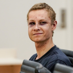 Golpeado pero sonriente, agresor en mezquita de Noruega se presenta ante el juez