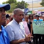 Maestros protestan frente a la escuela Panamá para que revisen el concurso de oposición