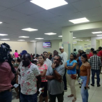 Médicos paralizan consultas en el hospital Moscoso Puello; pacientes están indignados