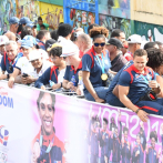 Atletas dominicanos salen a desfilar por las calles de Santo Domingo el triunfo en los Panamericanos