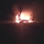 Hombre sale ileso luego de que su vehículo se incendiara en carretera