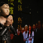 Un androide predica la sabiduría en un templo de Japón