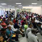 Con las salas de esperas llenas de pacientes se reanudan las consultas en el Moscoso Puello
