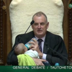 Presidente del Parlamento neozelandés da el biberón a un bebé durante sesión