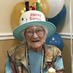 Mujer celebra su cumpleaños número 111 en Nueva Hampshire con un montón de pastelillos