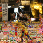 Un parque jurásico de juguetes desechados para concienciar contra el plástico