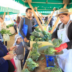 Mexicanos intercambian basura por alimentos en Mercado del Trueque