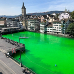 Ecologistas tiñen de verde fosforescente un gran río en Suiza