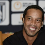 Ronaldinho acuerda pagar multa millonaria para tener su pasaporte de vuelta