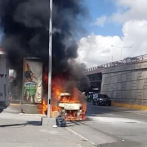 Video: Se incendia vehículo de transporte para cadáveres en la avenida Kennedy