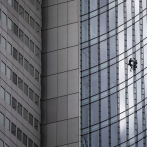 “Hombre Araña francés” escala rascacielos en Fráncfort