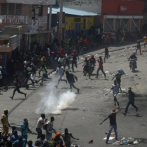 Diplomáticos se reúnen con opositores en Haití mientras siguen las protestas