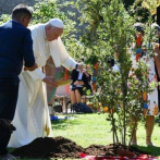 El papa siembra un árbol en el Vaticano con los indígenas de la Amazonía