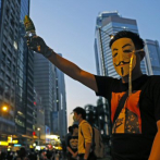 Manifestantes en Hong Kong desafían prohibición al uso de máscaras