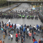 Policías inconformes con Guardia Nacional bloquean aeropuerto en México