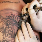 Tatuadores sacan sus mejores tintas en Chile para mostrar estilos y obras
