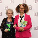 Escritoras Margaret Atwood y Bernardine Evaristo laureadas con el Booker Prize