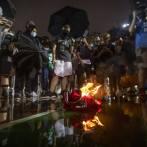 Manifestantes queman camiseta de LeBron James en Hong Kong