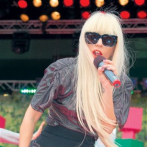 Lady Gaga cae del escenario junto a fanático durante un concierto en Las Vegas