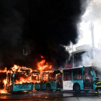 Buses quemados y cacerolazos en nuevos disturbios en Chile por alza del metro