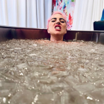 Lady Gaga se exhibe en bañera tras caída