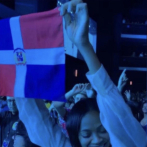Zoe Saldaña disfruta de concierto de Juan Luis Guerra con bandera en mano