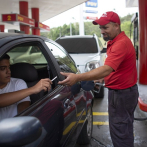 Venezolanos pagan gasolina con tabaco