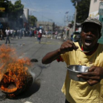 Trasladan al hospital a 8 jóvenes haitianos en huelga de hambre contra Moise