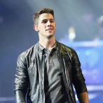 Nick Jonas “manoseado” en el escenario por una fanática