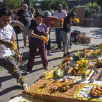 Tamales, mole, pan y bebidas llenan las ofrendas de Día de Muertos en México