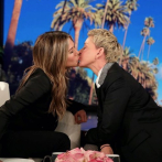 Ellen DeGeneres y Jennifer Aniston se besan en programa de televisión